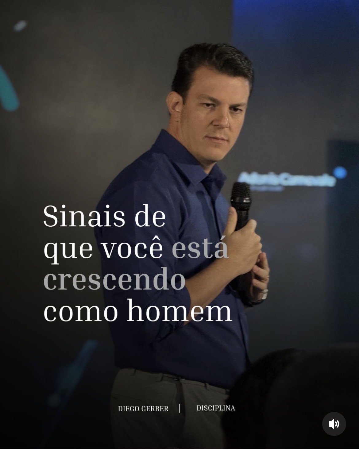 Governante de terno em biblioteca clássica